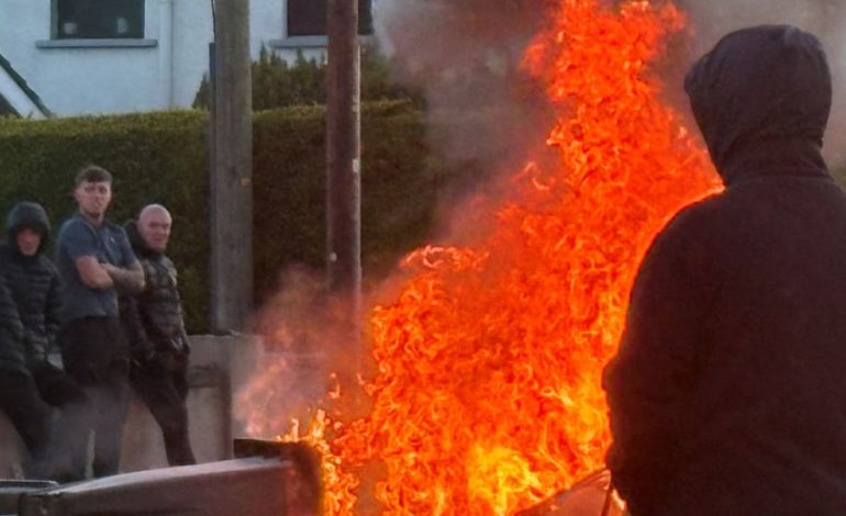 Neue Ausschreitungen in Belfast – Polizei setzt Wasserwerfer ein