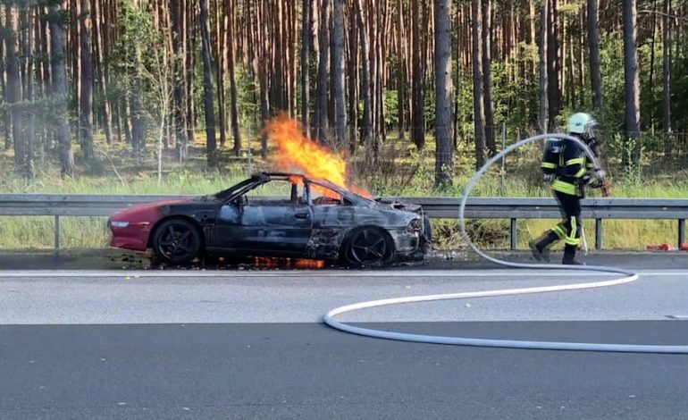 Sportwagen brennt auf der A10 aus