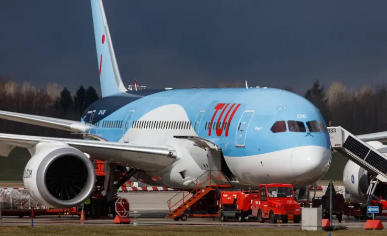 Flugzeug bleibt wegen Schlange am Boden