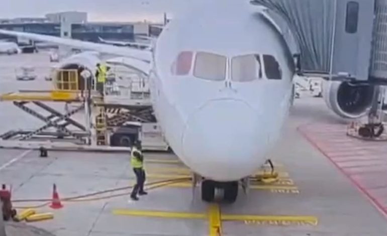 Unfall am Flughafen Frankfurt: Fahrwerk einer Boeing kollabiert