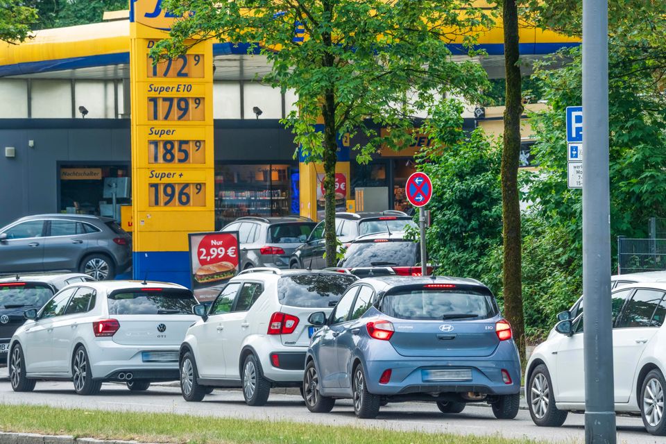 Steuererhöhung auf Benzin und Diesel: ADAC beobachtet Preissteigerungen