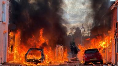 Angriffe und Proteste: Gewalt in Nordirland