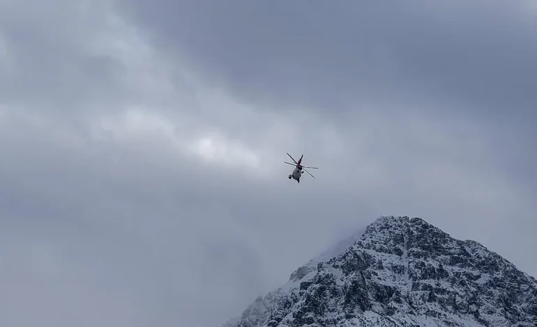 Bergsteiger überlebt Sturz und Nacht im Schnee
