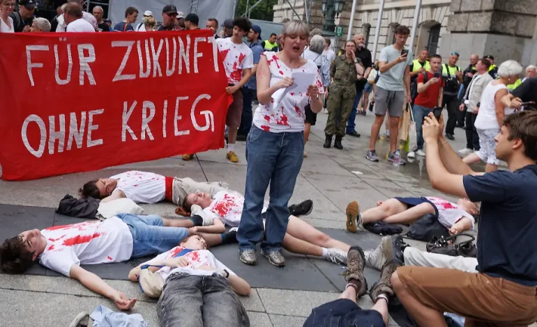 Demonstranten stören Verteidigungsminister Pistorius bei Veteranen-Ehrung