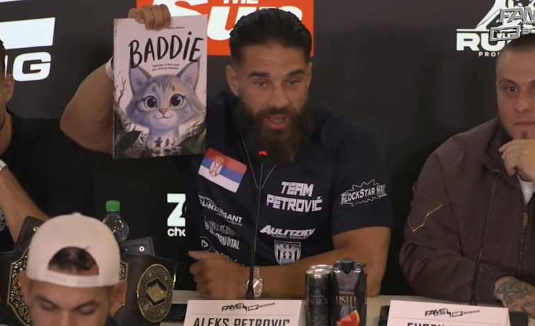 Unterhaltsamer Moment bei Pressekonferenz: Fame Fighter schenkt Gegner ein Kinderbuch