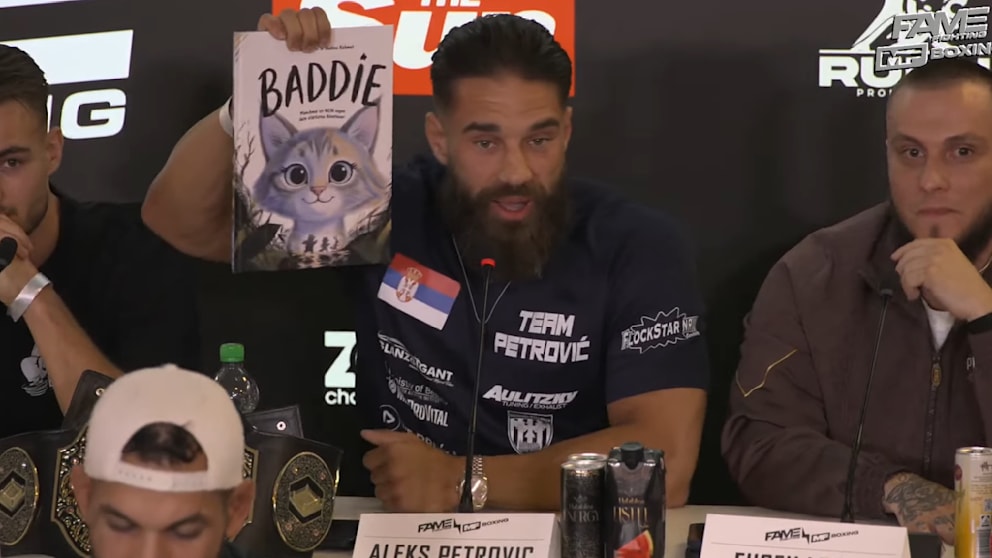 Unterhaltsamer Moment bei Pressekonferenz: Fame Fighter schenkt Gegner ein Kinderbuch