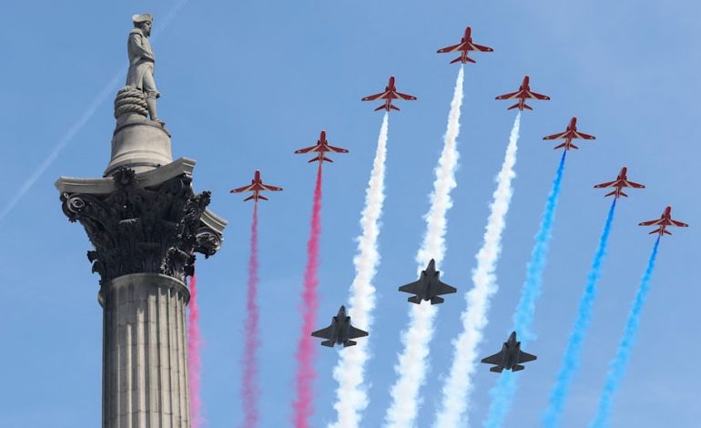 König Charles feiert Geburtstag mit „Trooping the Colour“