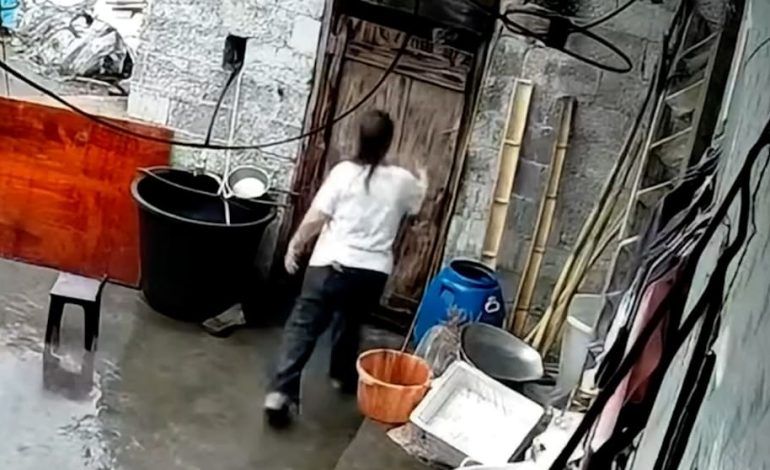 Frau in Südchina überlebt Klo-Einsturz