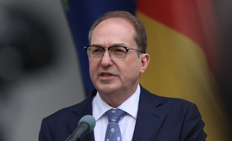 Innenminister Dobrindt warnt vor Drohnenangriffen auf den Bundestag