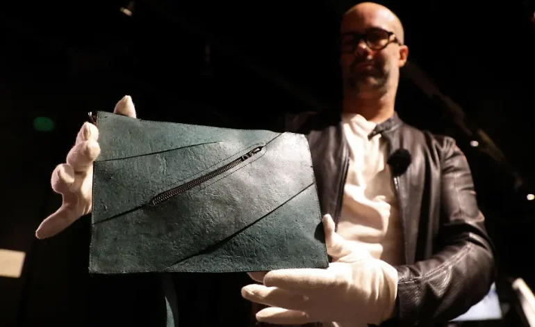Seltene Handtasche aus rekonstruierter Dinohaut bleibt unversteigert