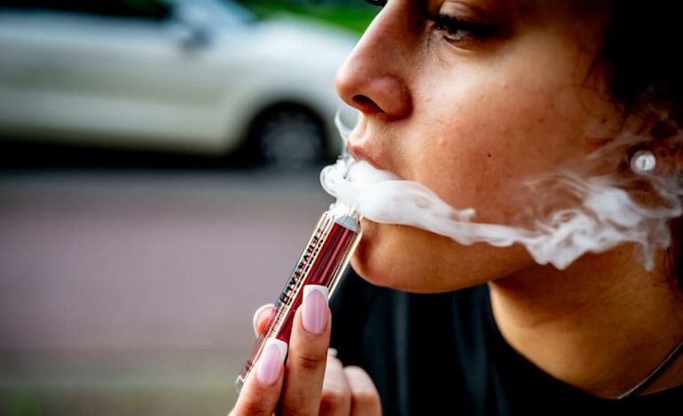 Teenie-Generation entdeckt Rauchen neu: Das Comeback des Dampfens