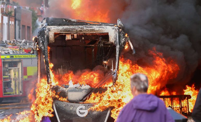 Nach Messerangriff in Belfast kommt es zu Ausschreitungen