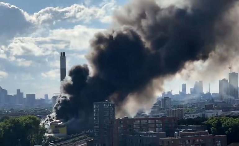 Großbrand in Recyclingzentrum sorgt für riesige Rauchwolken über London