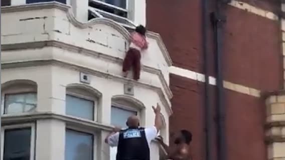 Kleinkind in Ost-London aus Fenster über Einkaufsstraße gerettet