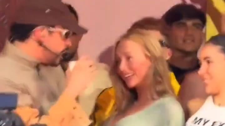 Freundin von Mbappé flirtet mit Bad Bunny auf der Bühne
