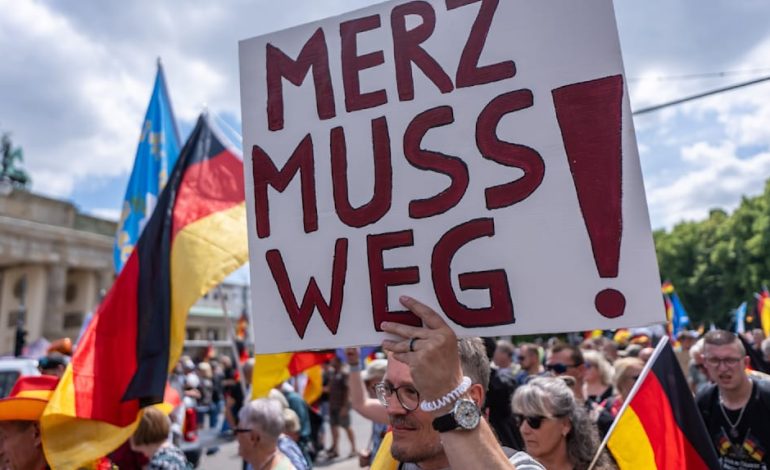 Tausende demonstrieren in Berlin gegen die Bundesregierung