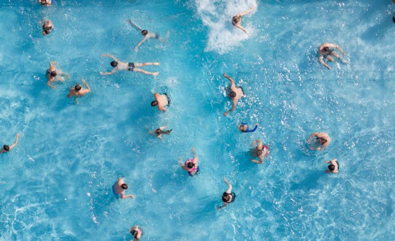 Kinder retten Zweijährigen im Schwimmbad