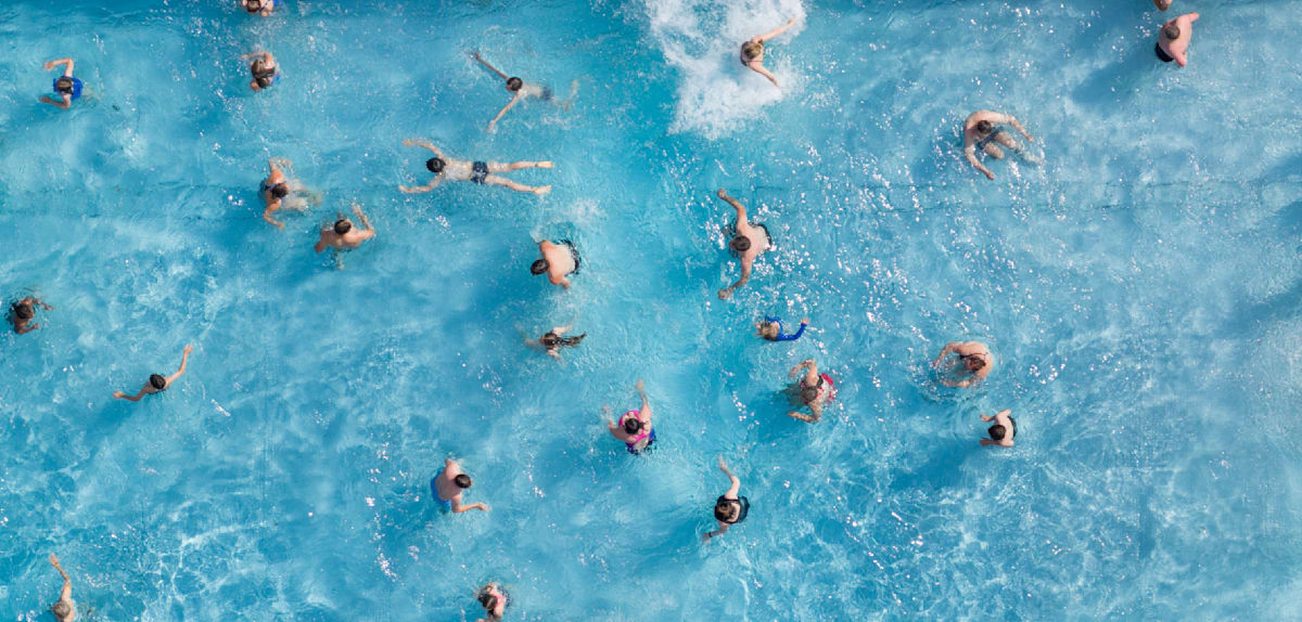 Kinder retten Zweijährigen im Schwimmbad