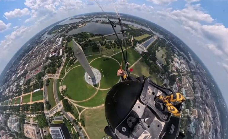 Beeindruckendes Fallschirmspringen am Washington Monument