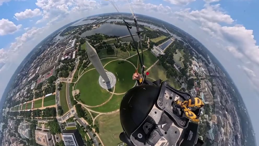 Beeindruckendes Fallschirmspringen am Washington Monument
