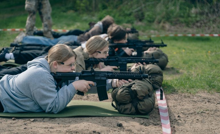 Verpflichtendes Schießtraining an lettischen Schulen aus der Sicht von Schülern
