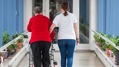 Steigende Pflegekosten: Reformen und Kritik