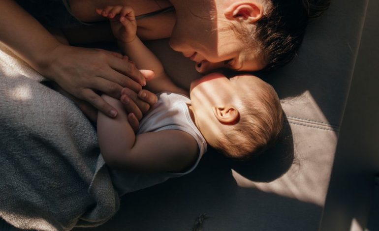 Einfluss von Schlafmangel und Kinderbetreuung auf die Gesundheit von Eltern