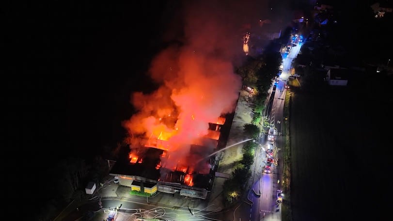 Großbrand in Bayern: Lagerhalle für Särge ausgebrannt