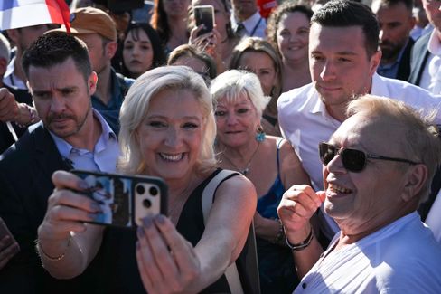 Unterstützung zwischen Le Pen und Bardella vor Gerichtsentscheidung