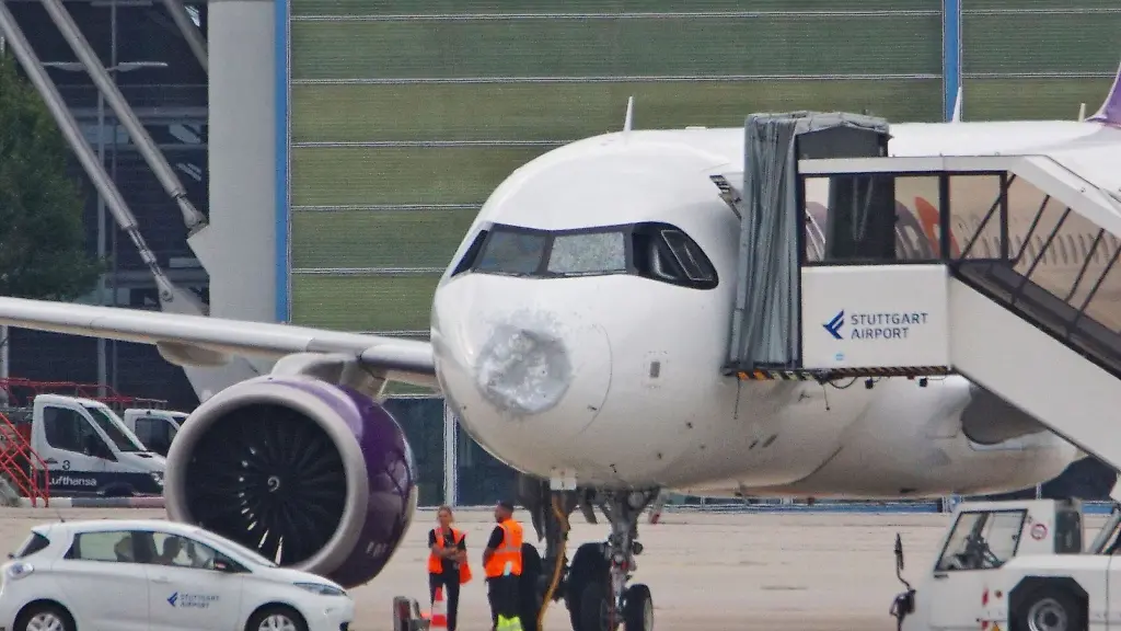 Airbus-Maschine landet nach Flug durch Superzelle verbeult in Stuttgart