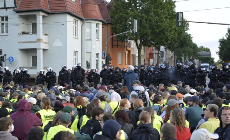 Demonstrationen und Sicherheitsmaßnahmen vor dem AfD-Bundesparteitag in Erfurt