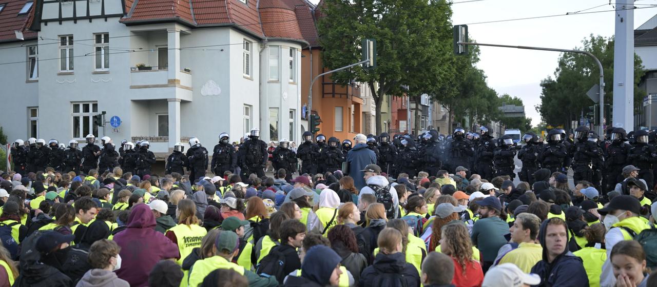Demonstrationen und Sicherheitsmaßnahmen vor dem AfD-Bundesparteitag in Erfurt