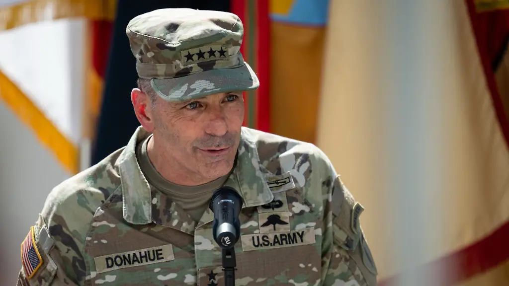 Pentagon Restrukturiert Führung: General Donahue Verabschiedet Sich aus Wiesbaden