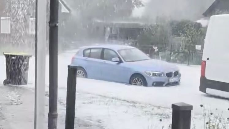 Hagelschauer zerstören Autos in Norddeutschland