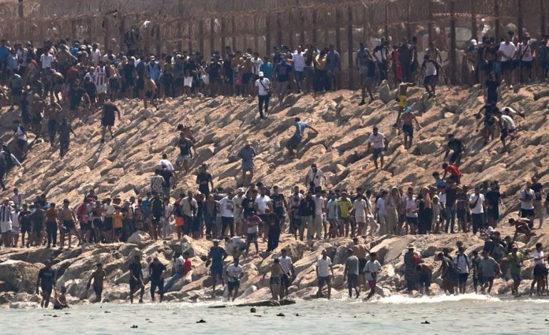 Grenzsituation in Ceuta: Tausende Migranten erreichen die Exklave