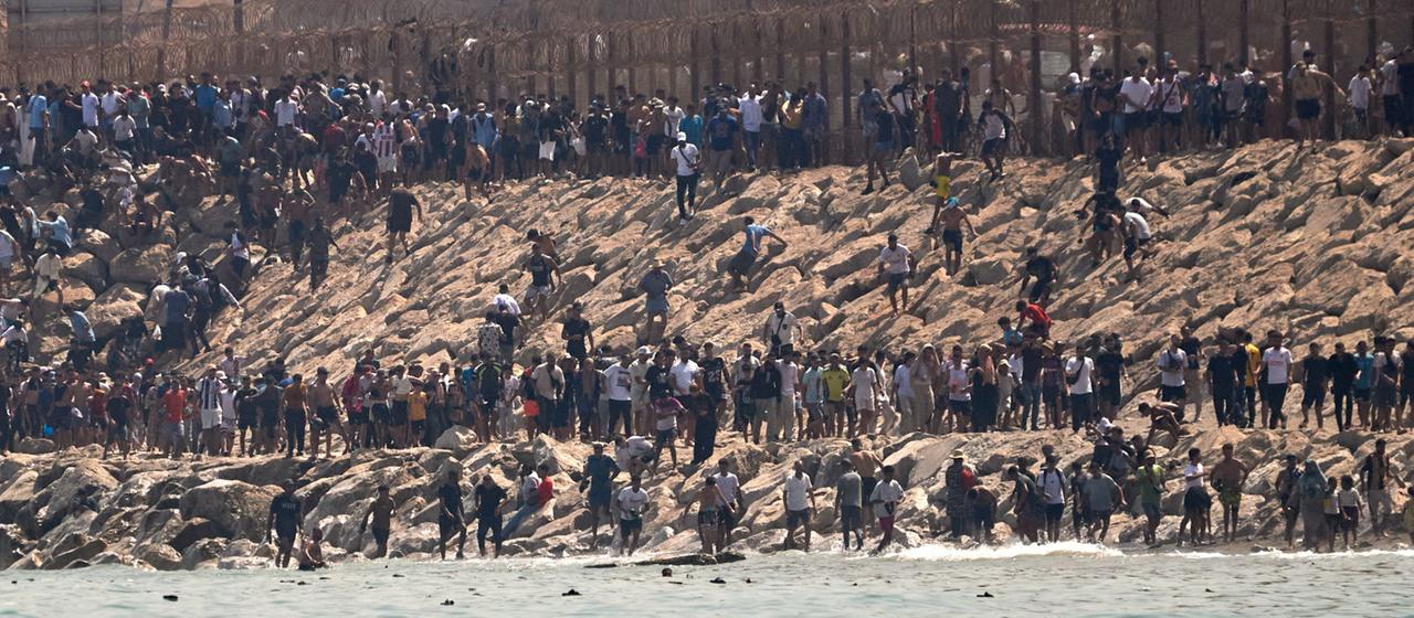 Grenzsituation in Ceuta: Tausende Migranten erreichen die Exklave