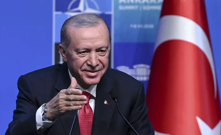Erdogan überreicht Nato-Gästen ungewöhnliches Geschenk