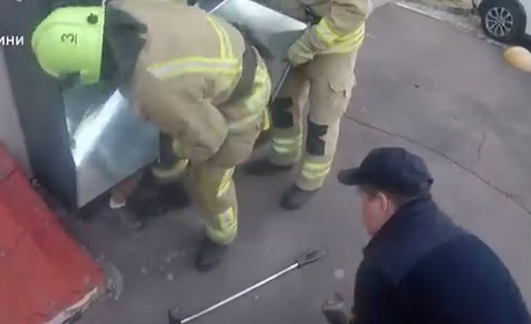 Seltsamer Feuerwehreinsatz: Mädchen schließt sich in Paketstation ein