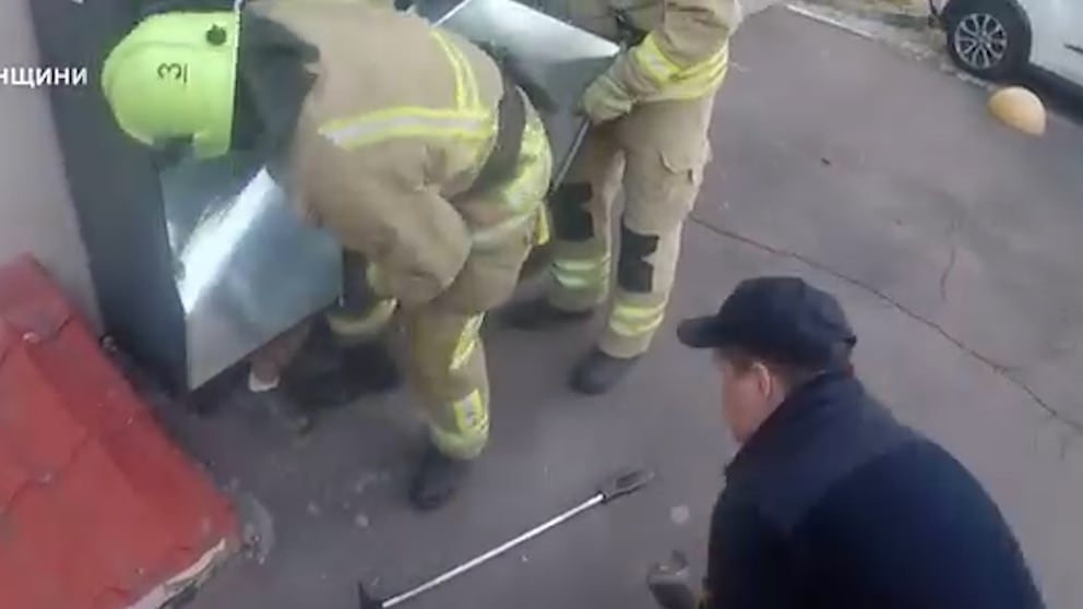Seltsamer Feuerwehreinsatz: Mädchen schließt sich in Paketstation ein