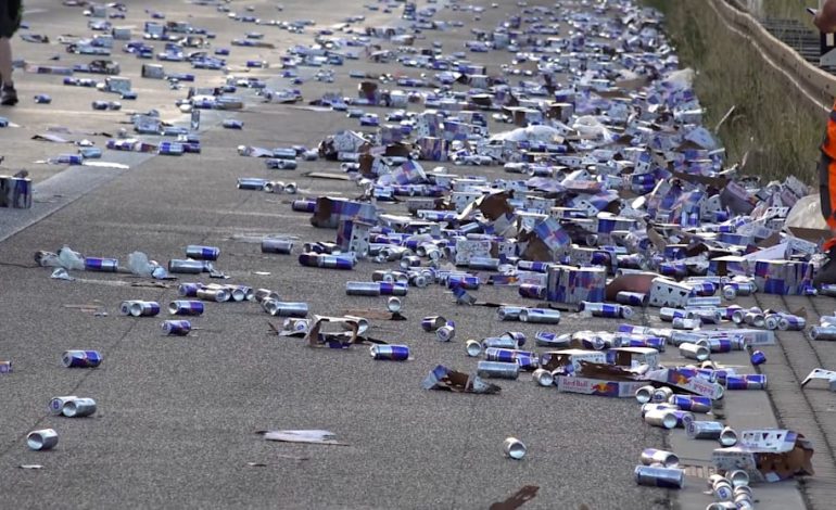 Lastwagen verliert Red Bull Fracht auf der A8