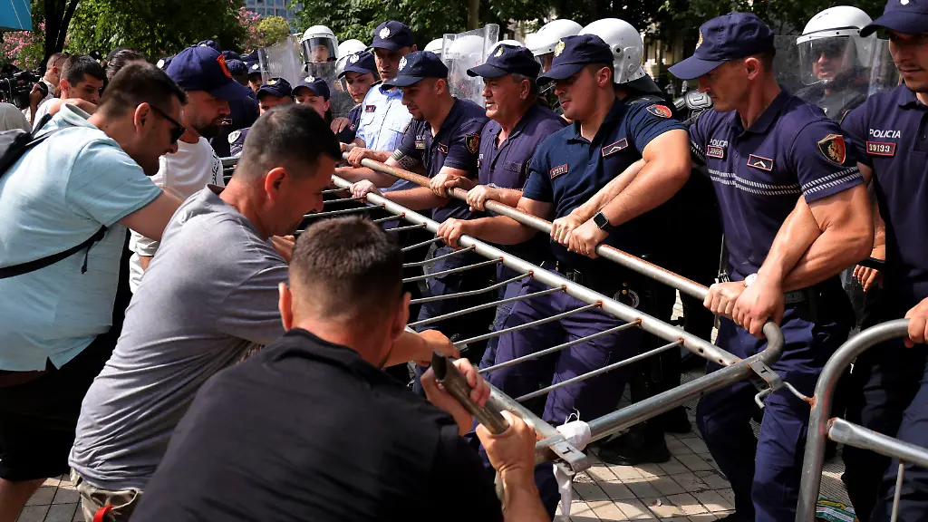 Protest gegen Luxusressort in albanischem Naturschutzgebiet