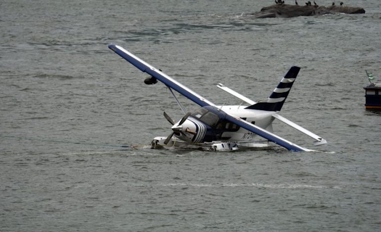 Notlandung im East River: Wasserflugzeug stürzt bei Manhattan ins Wasser
