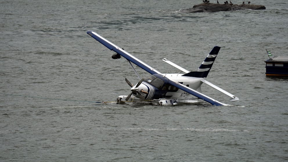 Notlandung im East River: Wasserflugzeug stürzt bei Manhattan ins Wasser