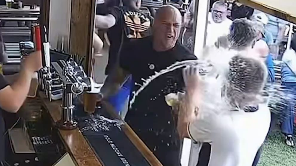 England-Fans jubeln mit kurioser Bierdusche