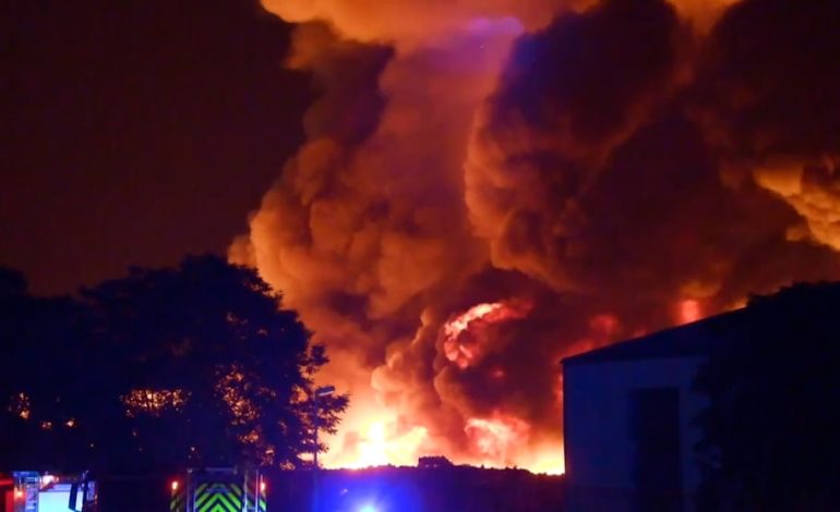 Großbrand in Abfallverwertungsanlage sorgt für Feuerwehreinsatz im Rhein-Sieg-Kreis