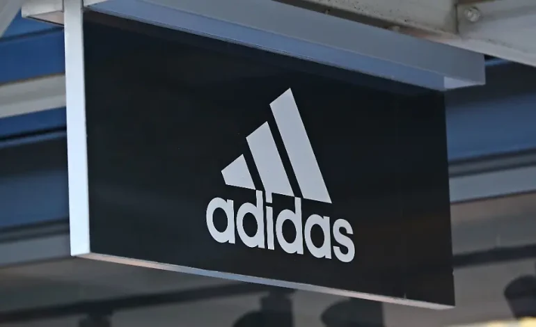 Adidas korrigiert Prognose nach oben, Aktie fällt