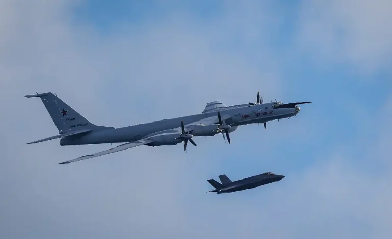 Russischer Überwachungsflug: Tu-142 nähert sich britischem Flugzeugträger
