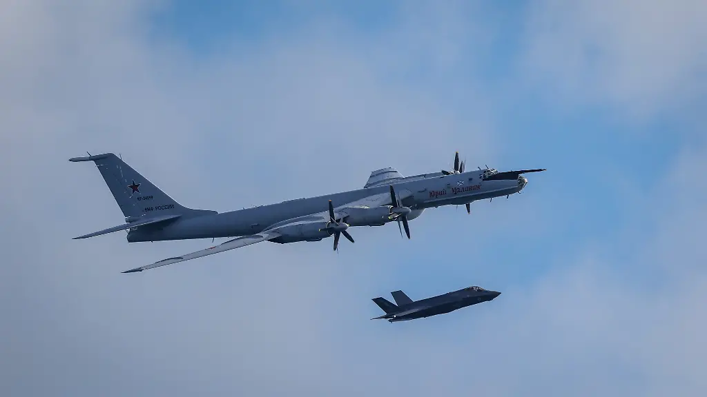 Russischer Überwachungsflug: Tu-142 nähert sich britischem Flugzeugträger