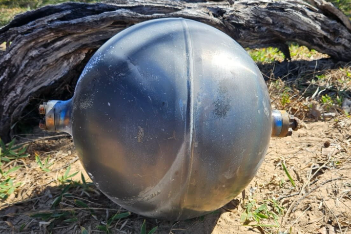 Rätselhafte Kugeln an Queenslands Strand: Möglicher Weltraumschrott entdeckt