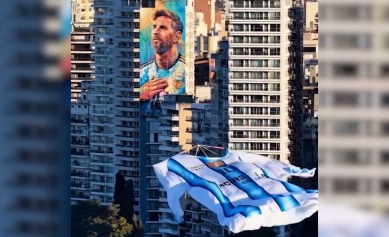 Ein Trikot von Messi schwebt erneut über Argentinien